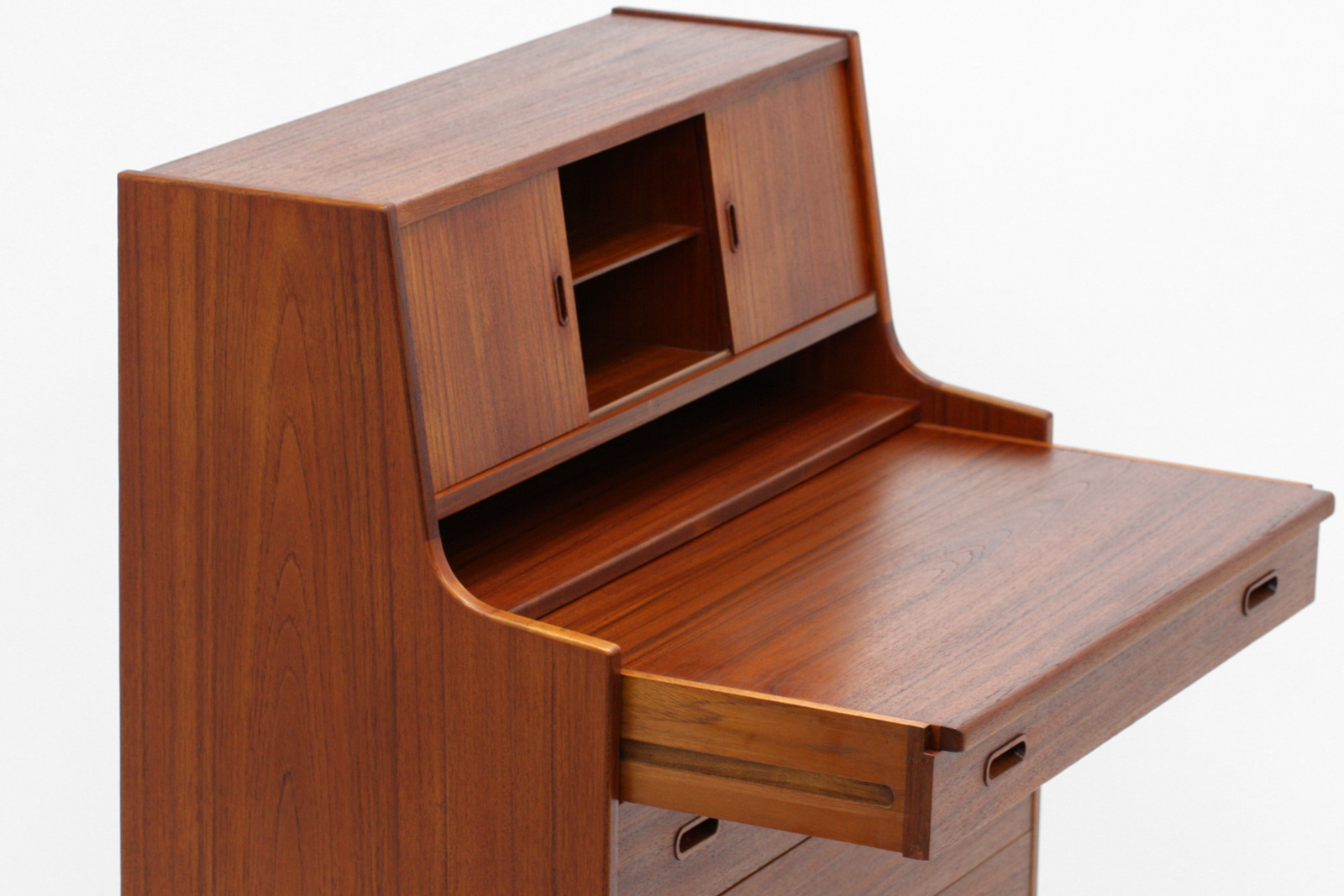 北欧家具の6段チェスト・ライティングビューロー、2点入荷しました